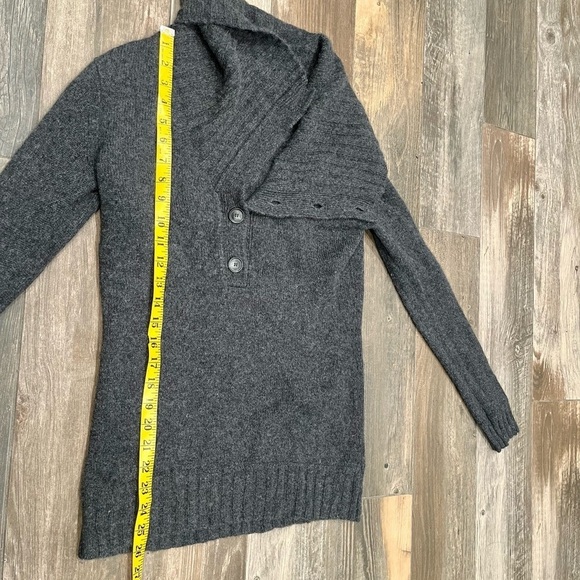 THEORY Riva Women Gray 100% Cashmere Cowl Neck Sweater Size Small Button Accent - Picture 6 of 8